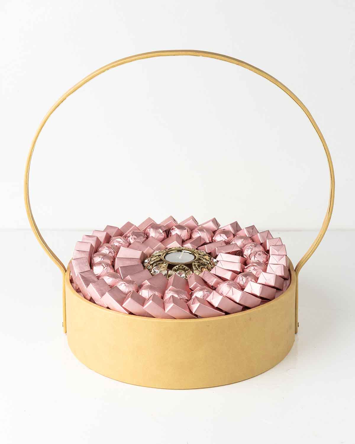 66 Chocolate HamperChocolate & ConfectioneryYour Gift Contains:• 1 Diya• 66 x Assorted Milk and Dark Chocolates • Flavors: Pistachio, Hazelnut, Speculoos, Peanut Butter and Roche (more flavors available on request)• Box Dimension: 30x30x35cmHandling and S